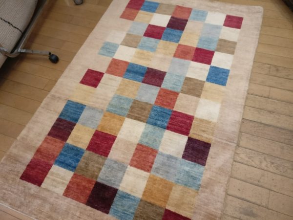 tapis moderne avec carré de couleur vive