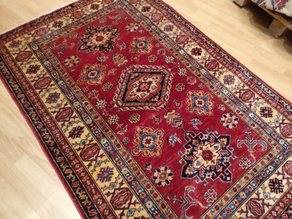 beau tapis kazak rouge bordure multiple 3