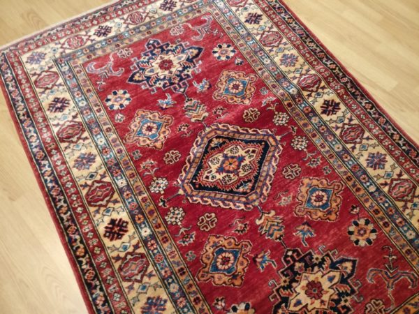beau tapis kazak rouge bordure multiple