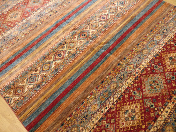 tapis afghan dessin géométrique et rayure multicolor