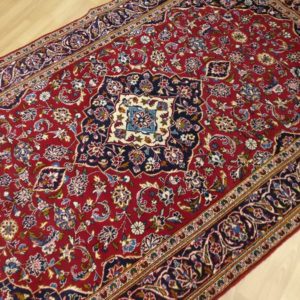 tapis kechan iranien medaillon central et rouge