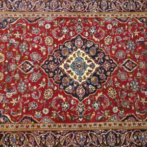 tapis iranien noué main kechan fond rouge et medaillon central