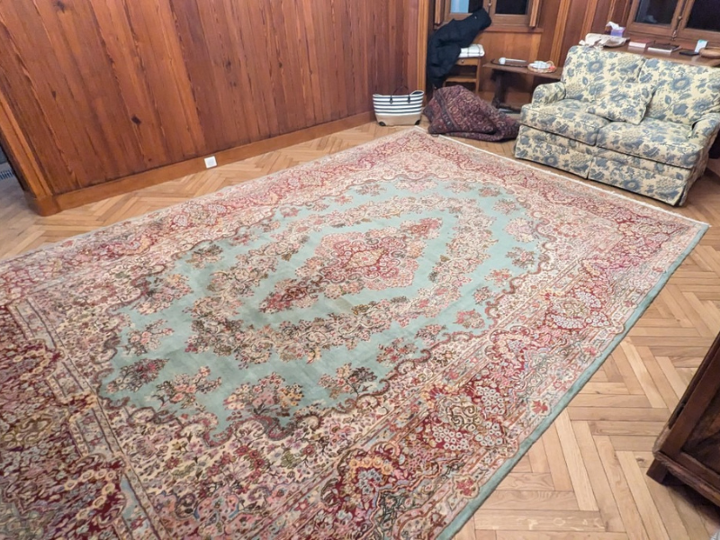 Apporter une touche classique dans un salon boisé avec un tapis Kirman