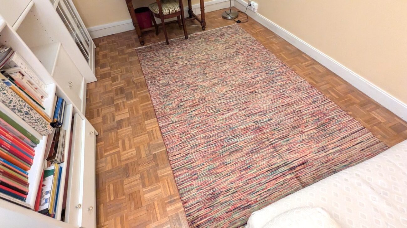 Harmoniser un parquet classique avec un tapis moderne Parsa 1