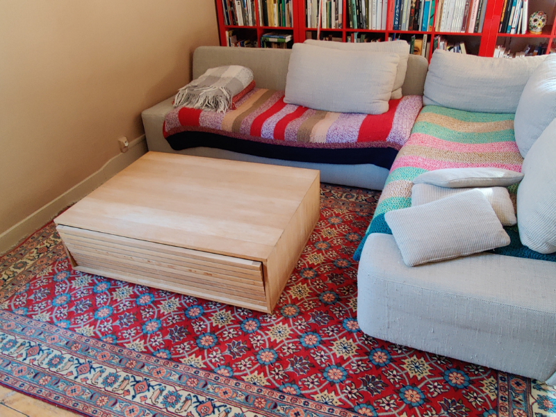 Structurer un coin lecture chaleureux avec un tapis Veramine