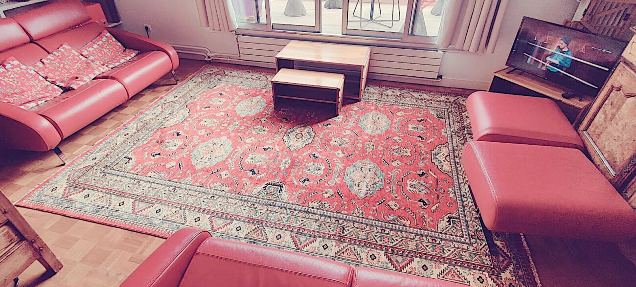 Dynamiser un salon contemporain avec un tapis Kazak 1