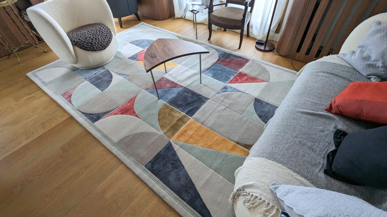 Moderniser un salon haussmannien avec un tapis Prism géométrique 1
