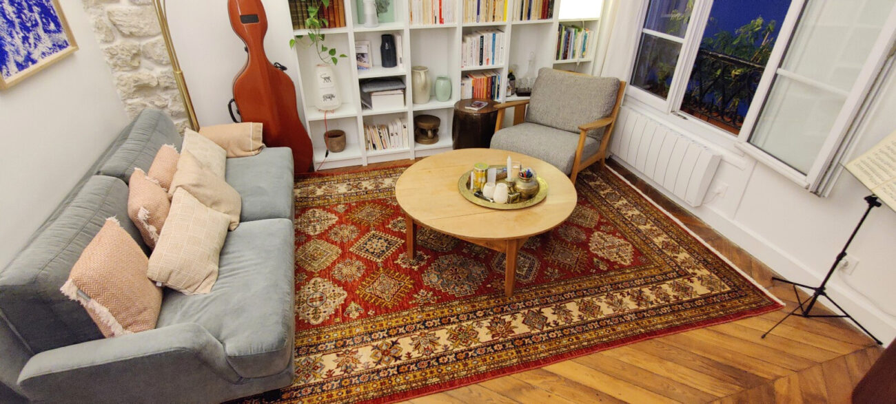 Un tapis Kazak pour ancrer un salon éclectique 1