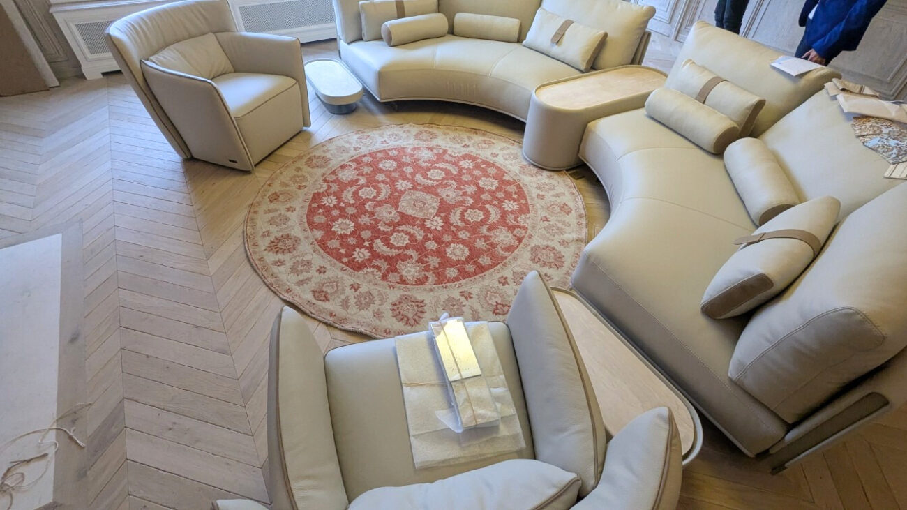 Adoucir un salon contemporain avec un tapis Ziegler rond 1