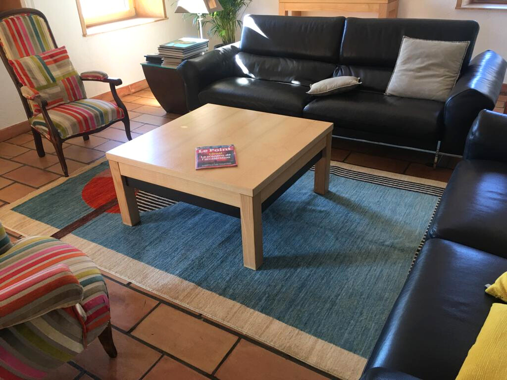 Faire vibrer un salon éclectique avec un tapis moderne d’inspiration graphique 1
