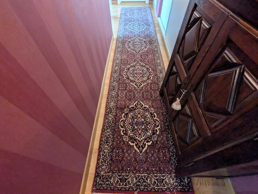 Structurer un couloir étroit avec un tapis Bidjar 1