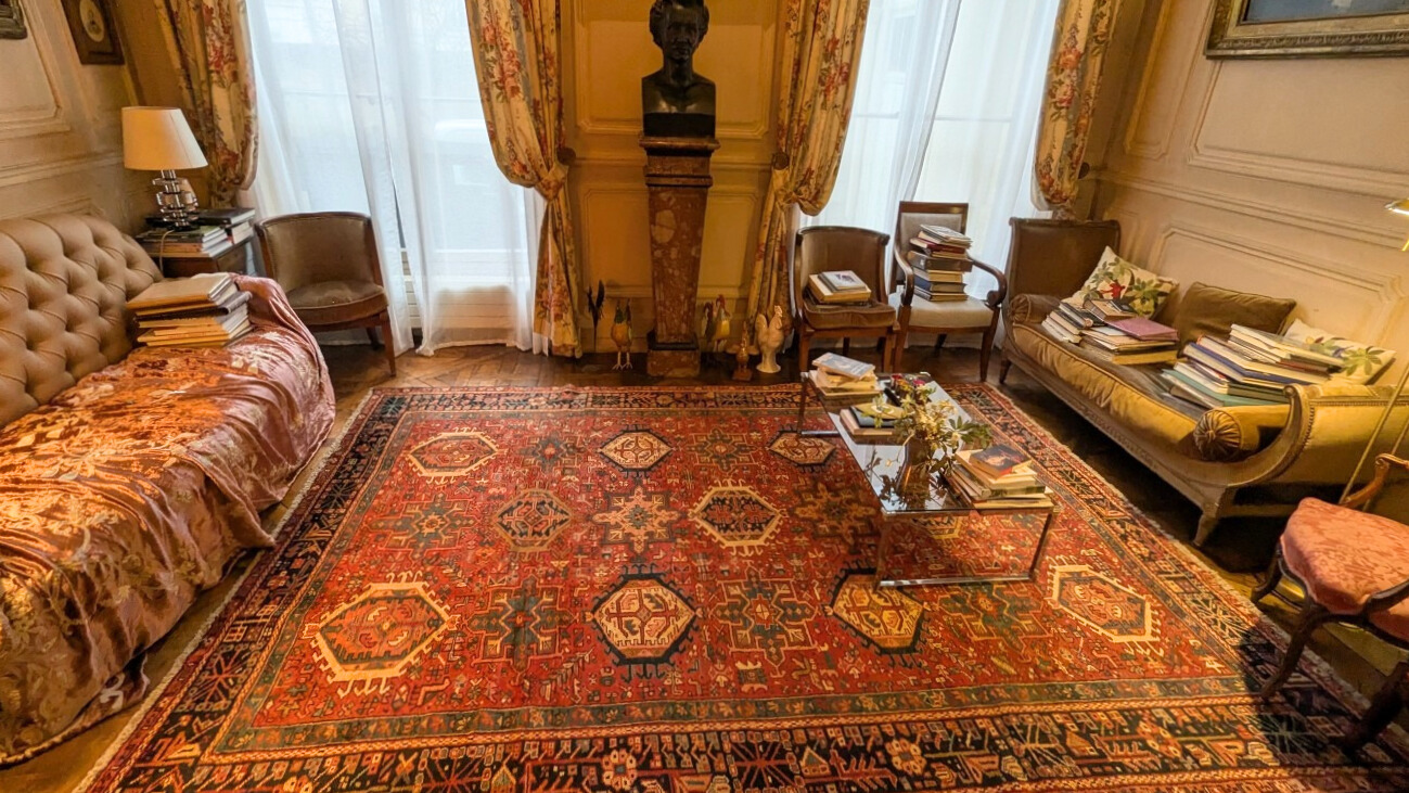 Sublimer un salon haussmannien avec un tapis Sarough raffiné 1