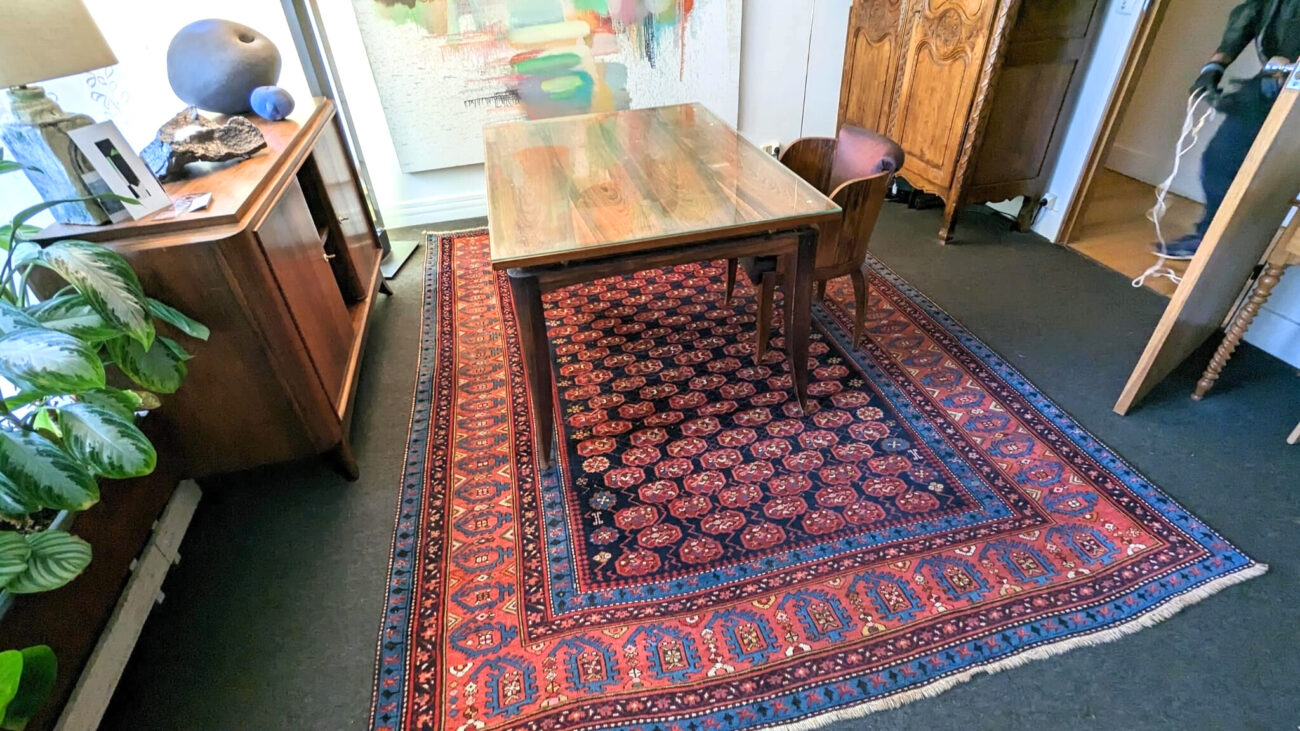 Structurer une salle à manger avec un tapis Chirvan ancien 1
