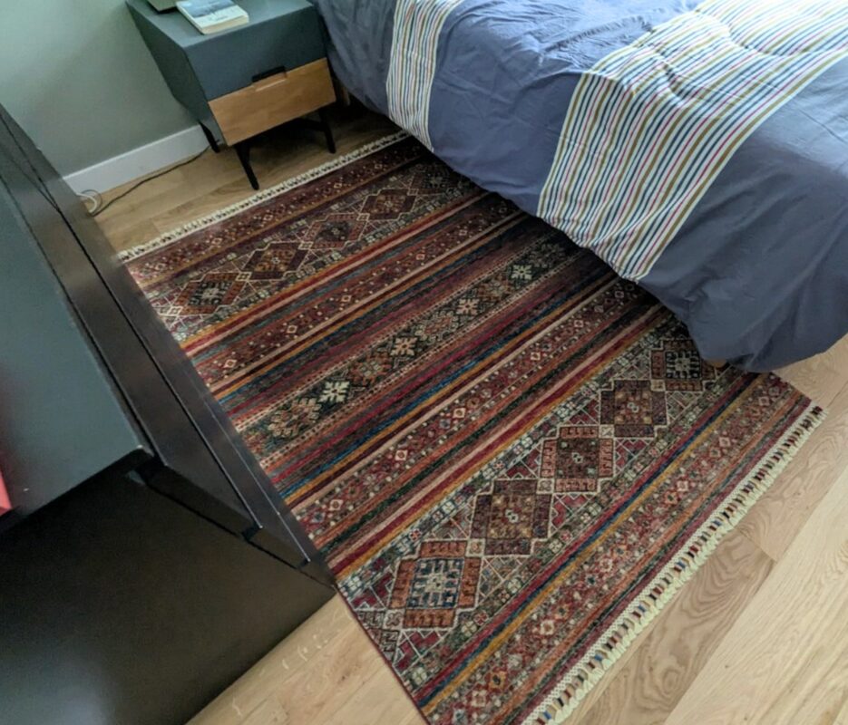 Apporter chaleur et contraste dans une chambre avec un tapis Khorjin 1