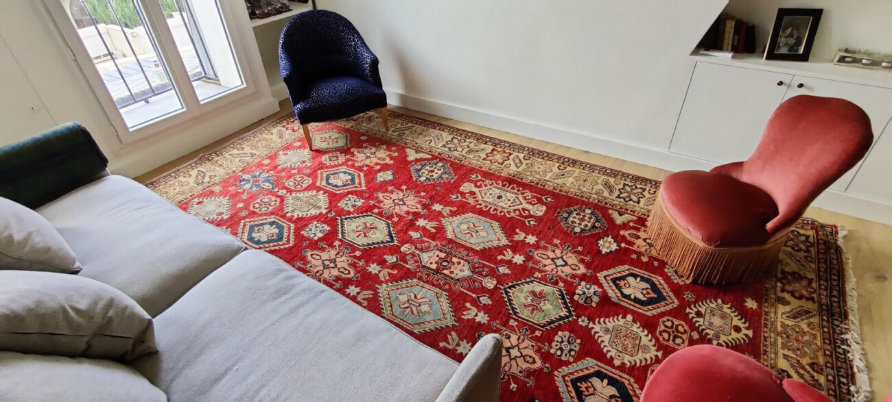Structurer un salon mansardé avec un tapis Kazak aux motifs puissants 1