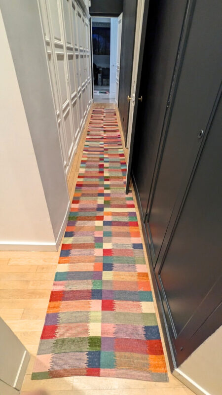 Égayer un couloir contemporain avec un kilim Mezara 1