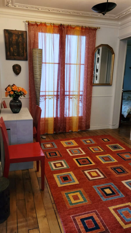 Apporter un accent graphique dans un salon lumineux avec un tapis Elara 1