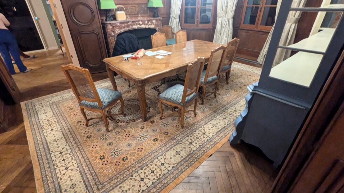 Sublimer un intérieur classique avec un tapis aux motifs géométriques raffinés 1