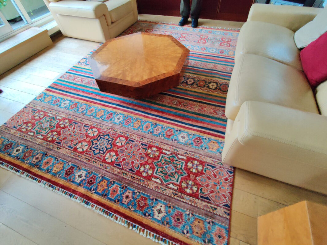 Réchauffer un salon contemporain avec un tapis Khorjin multicolore 1