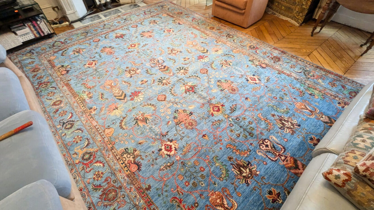 Apporter fraîcheur et élégance à un salon parisien avec un tapis Saray bleu céleste 1