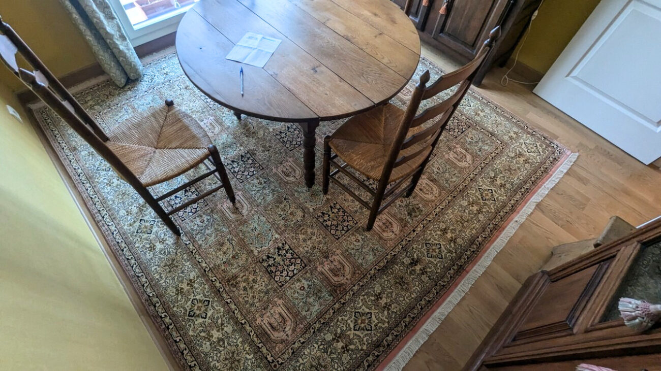Élégance classique dans une salle à manger grâce à un tapis Cachemire 1