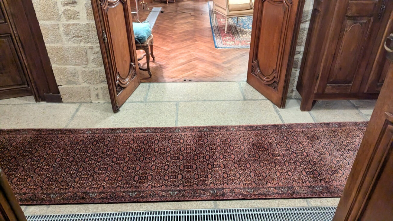 Relier deux espaces avec caractère grâce à un tapis Bidjar 1