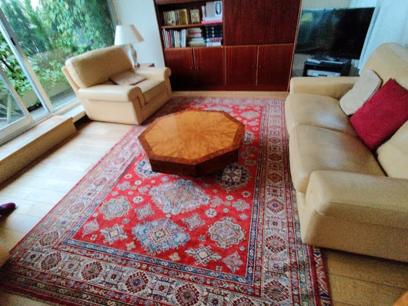 Apporter chaleur et caractère à un salon contemporain avec un tapis Kazak