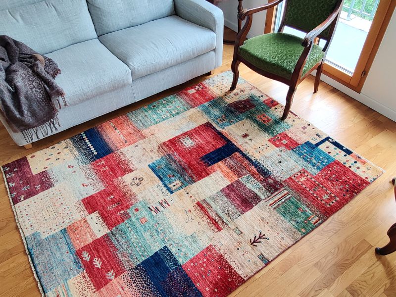 Apporter une touche graphique et joyeuse avec un tapis Yad multicolore