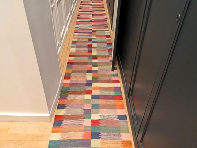 Égayer un couloir contemporain avec un kilim Mezara