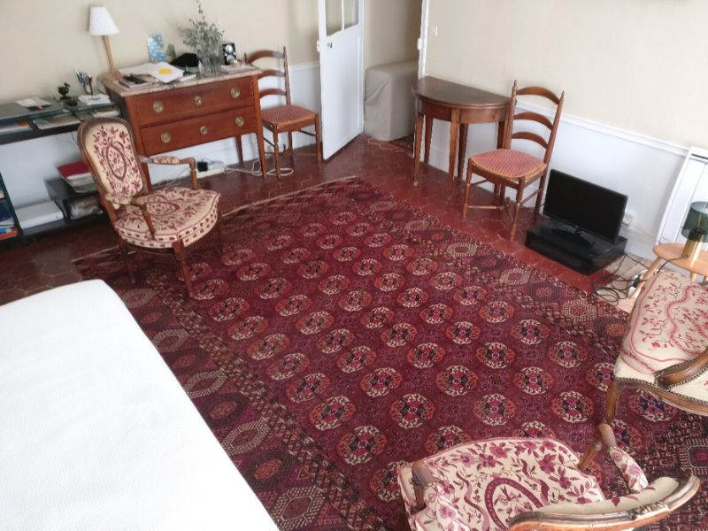 Mettre en valeur un salon classique avec un tapis Boukhara ancien
