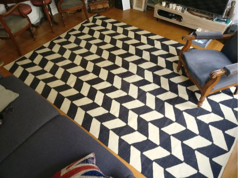Structurer un salon avec un kilim moderne noir et blanc à effet graphique
