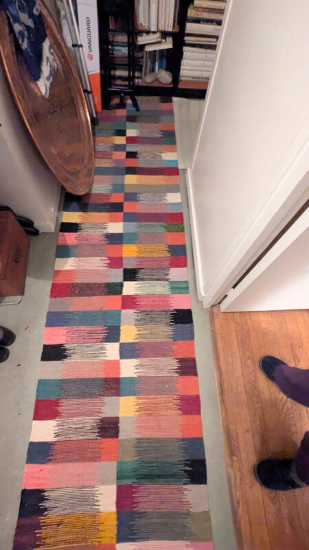 Apporter du rythme et de la couleur à une bibliothèque avec un kilim Mezara 1