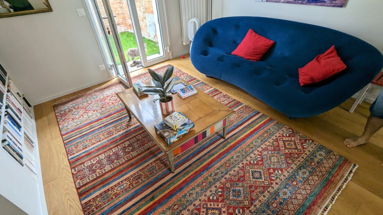 Insuffler du rythme et de la couleur à un salon épuré avec un tapis Khorjin 1