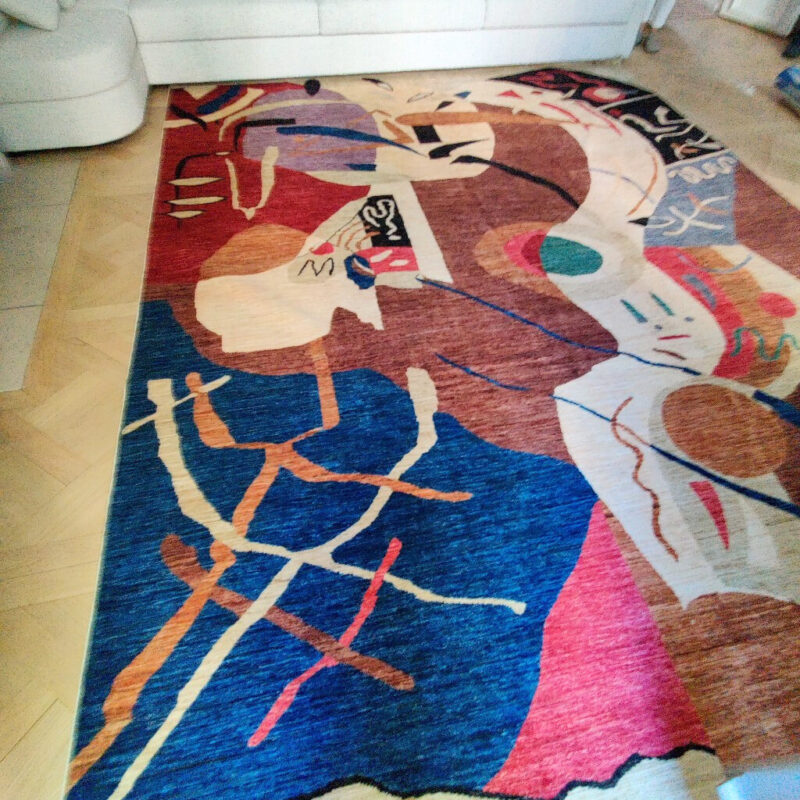 Apporter une touche artistique à un grand salon avec un tapis Kandinsky 1