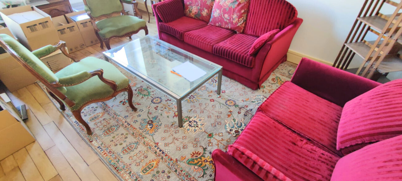 Créer un lien entre pièces fortes et décor sobre grâce à un tapis Saray contemporain 1