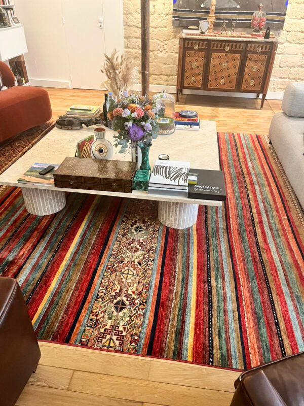 Dynamiser un salon éclectique avec un tapis Khorjin 1