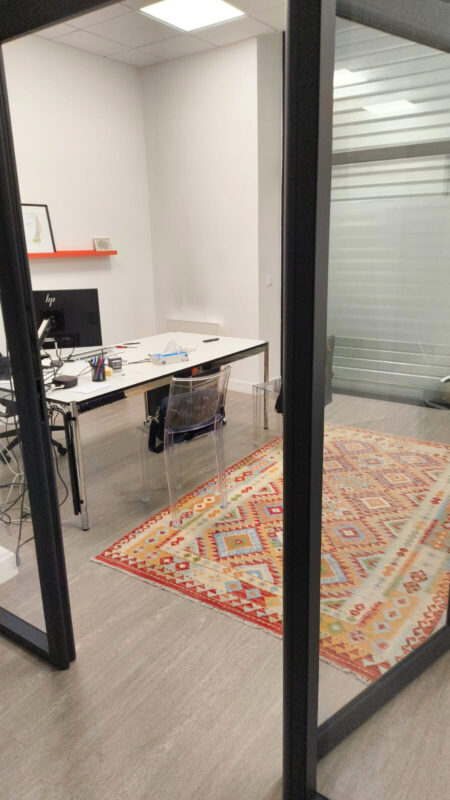 Apporter du relief graphique à un espace de travail avec un kilim Asma 1