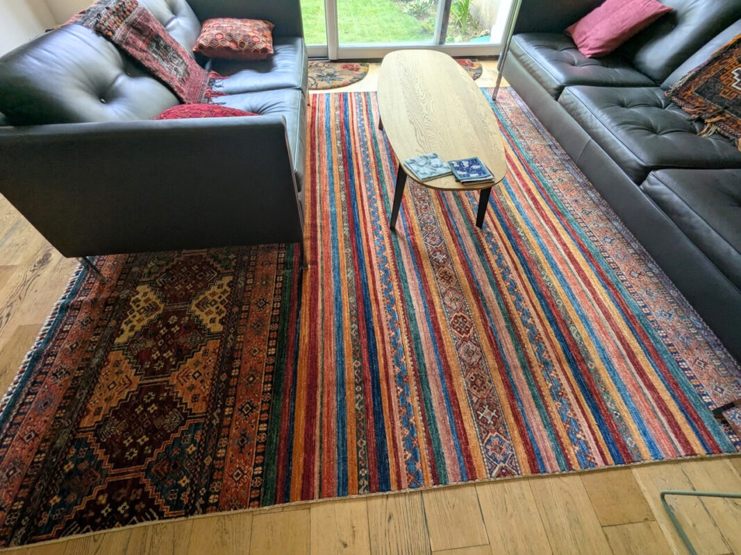 Insuffler de la vitalité à un salon contemporain avec un tapis Khorjin 1