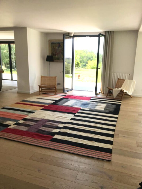 Sublimer un intérieur contemporain avec un kilim graphique Strama 1