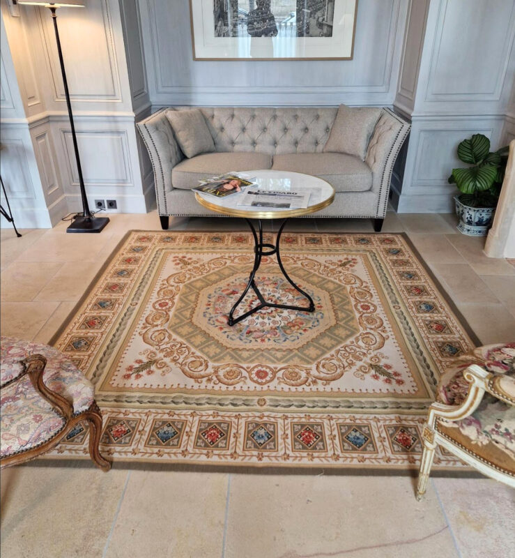 Accueillir avec élégance dans un hôtel de charme grâce à un tapis Aubusson 1
