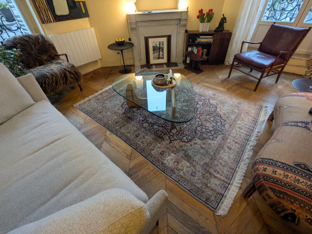 Souligner l’élégance d’un salon parisien avec un tapis Hereke 1
