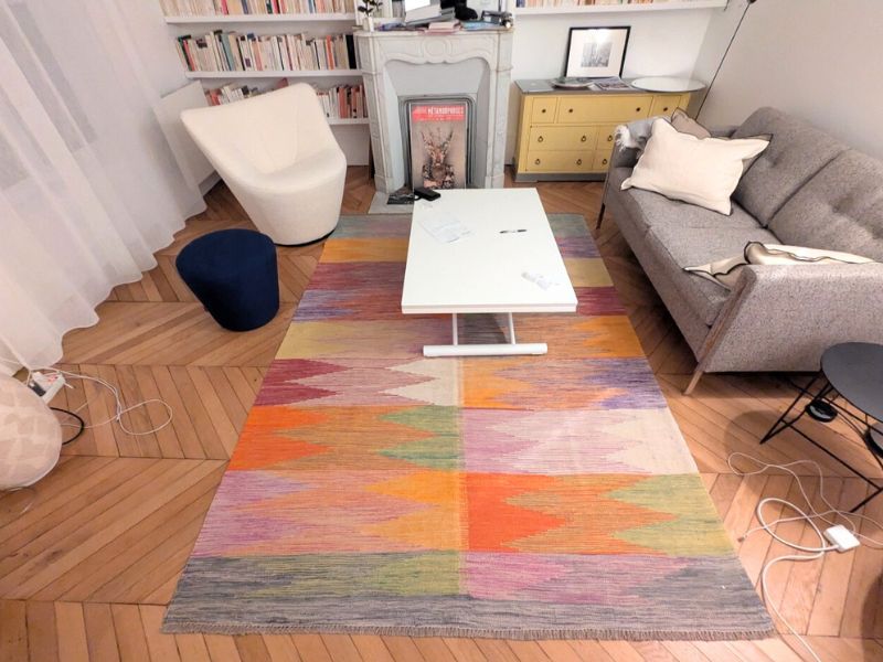 Créer un contraste fort dans un intérieur contemporain avec un kilim Mezara