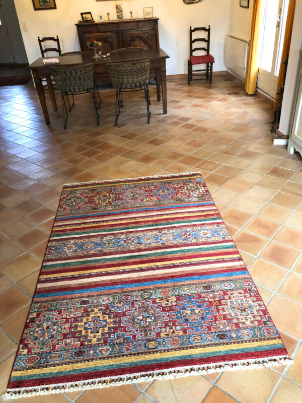 Réchauffer un sol en terre cuite avec un tapis Khorjin aux rayures colorées 1