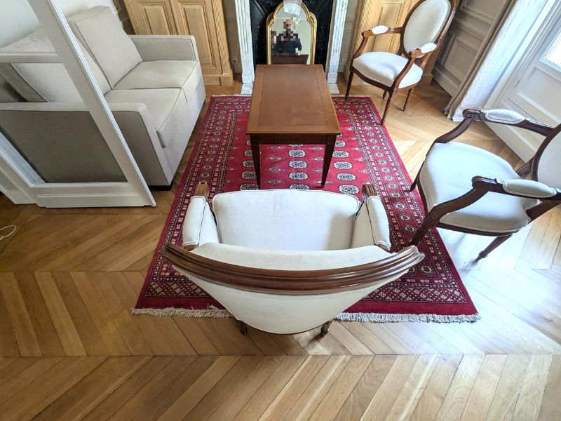 Apporter chaleur et structure à un salon classique avec un tapis Boukhara