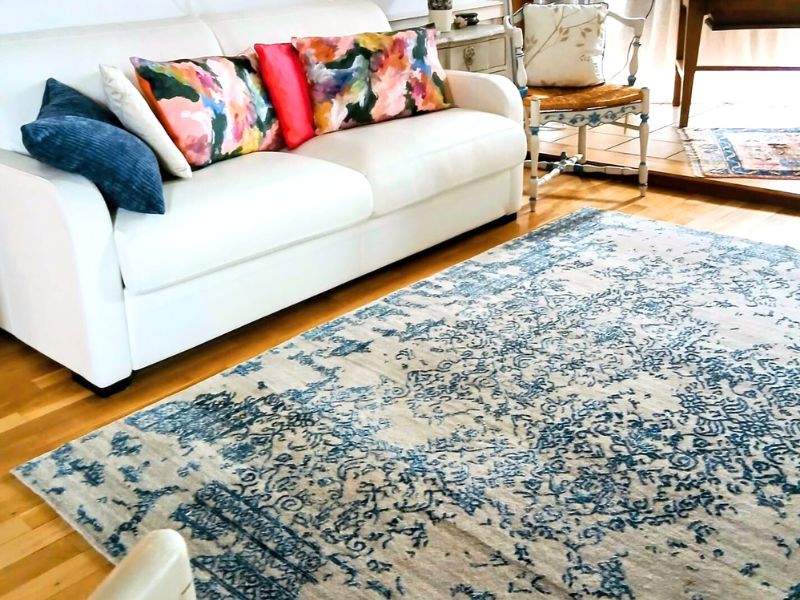 Apporter douceur et lumière à un salon avec un tapis moderne en laine et soie végétale
