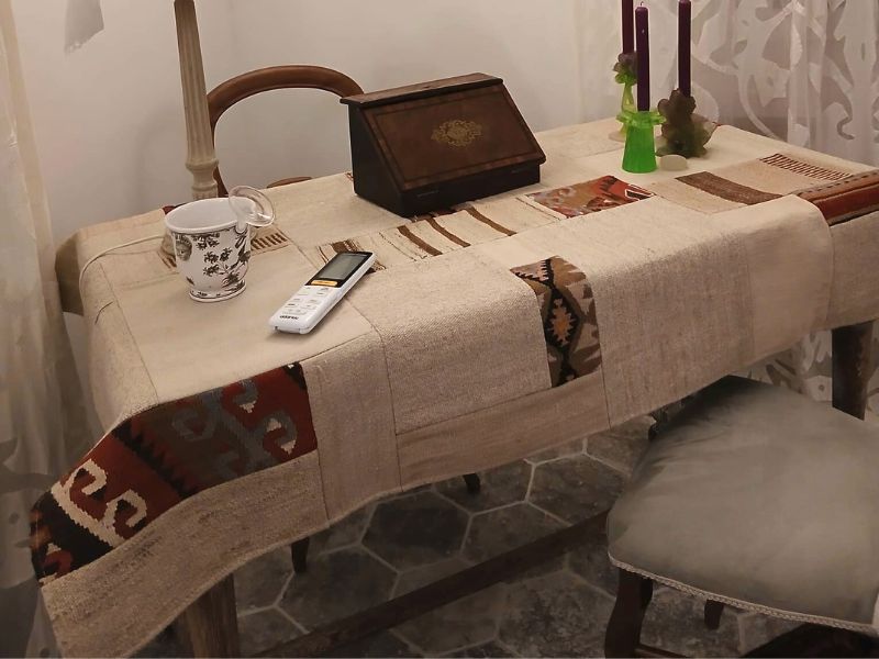 Apporter une touche textile subtile à un bureau avec un Patchwork de kilims