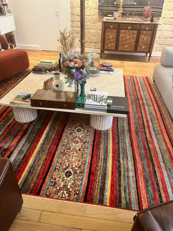 Structurer un salon contemporain avec un tapis Khorjin aux lignes vibrantes 1