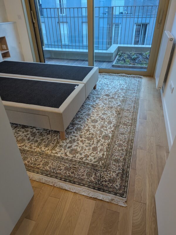 Apporter raffinement et douceur à une chambre contemporaine avec un tapis Cachemire 1