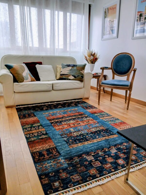 Réchauffer un salon contemporain avec un tapis Kyria aux accents profonds 1