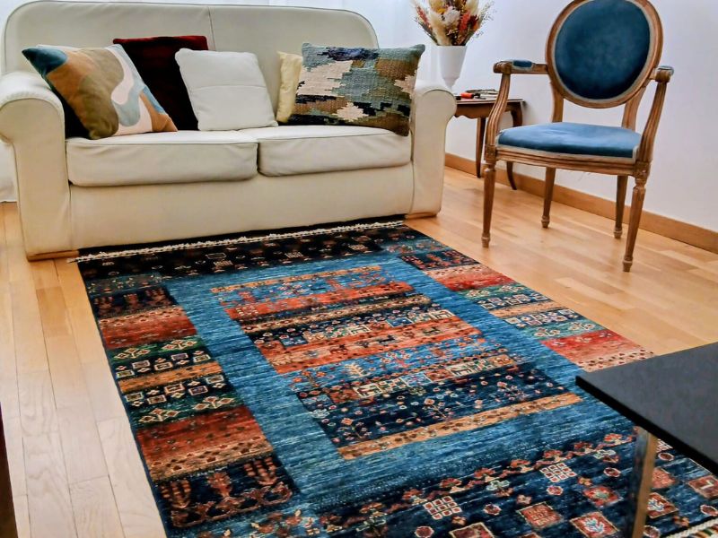 Réchauffer un salon contemporain avec un tapis Kyria aux accents profonds